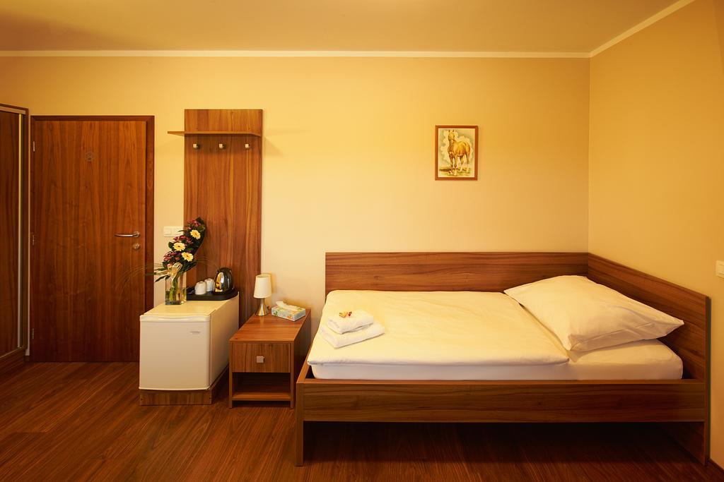 Hotel Horse Riding - Jezdecky Areal Trsice Room photo
